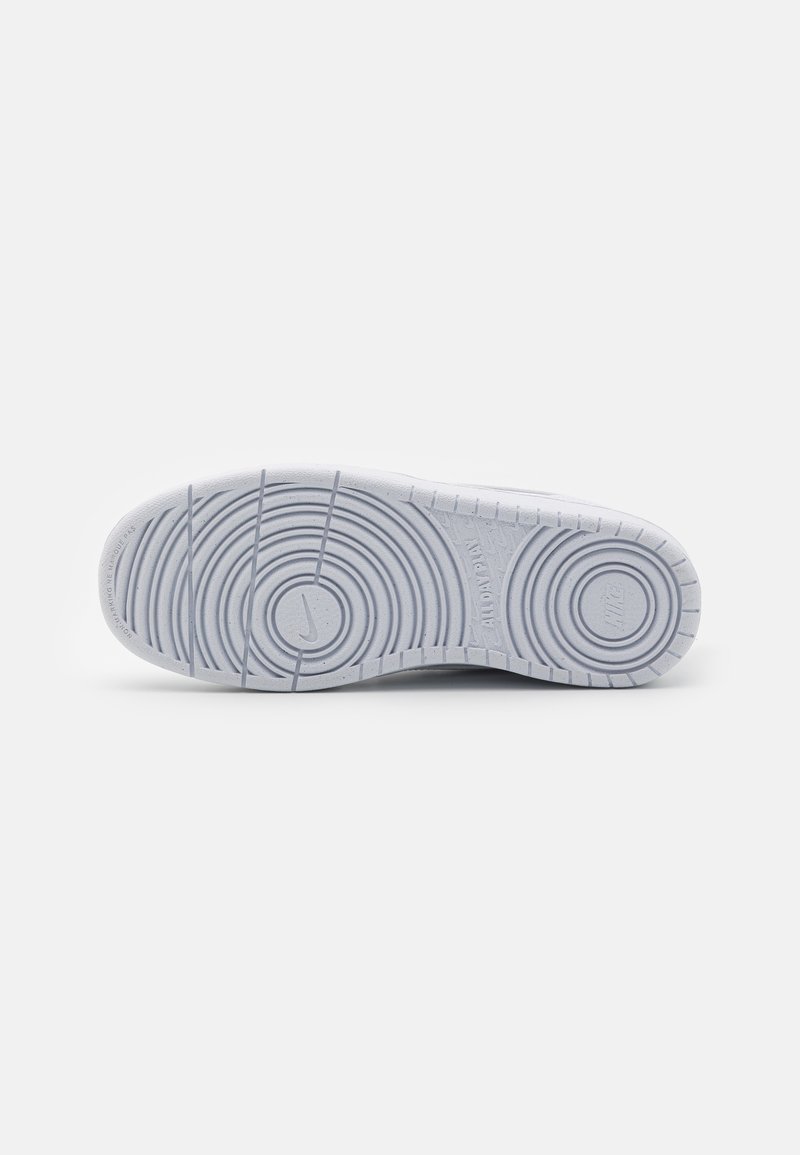 Nike Sportswear Nike Sportswear COURT BOROUGH RECRAFT UNISEX - Trainers - white Nur für heute