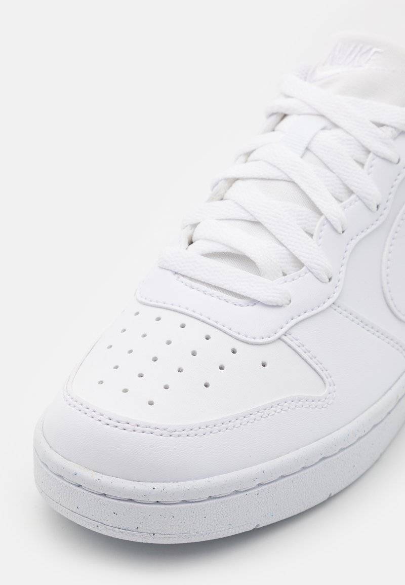 Nike Sportswear Nike Sportswear COURT BOROUGH RECRAFT UNISEX - Trainers - white Nur für heute