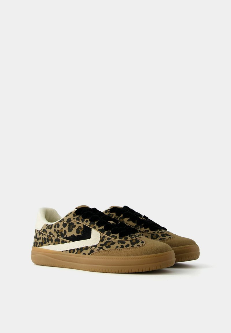 Bershka Bershka RETRO ANIMAL PRINT - Trainers Speichern exportieren