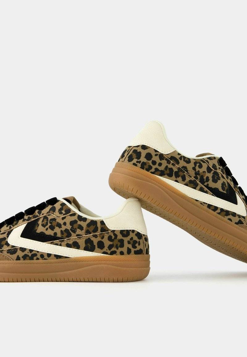 Bershka Bershka RETRO ANIMAL PRINT - Trainers Speichern exportieren