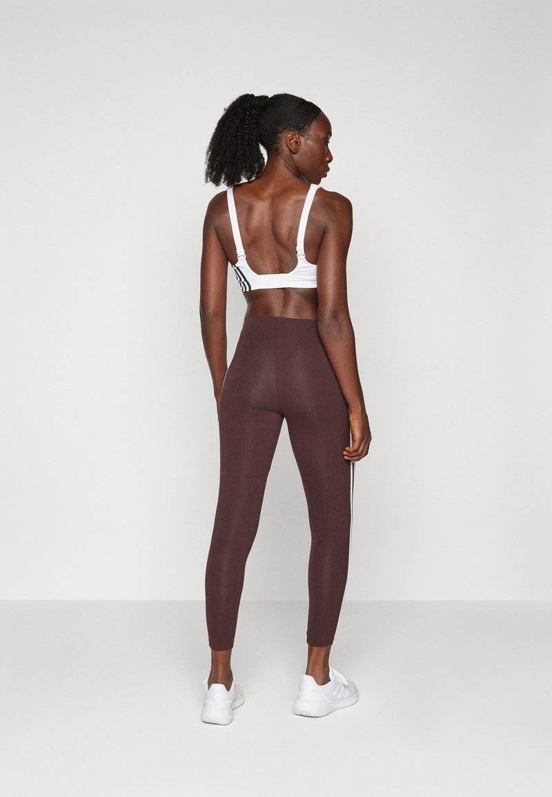 adidas Sportswear adidas Sportswear ESSENTIALS 3 STRIPES HIGH WAISTED - Leggings - shadow brown Letzter Tag
