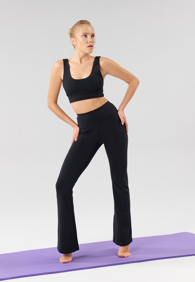 Even&Odd active Even&Odd active FLARED LEGGINGS - Tracksuit bottoms - black Sonderangebot der Fabrik