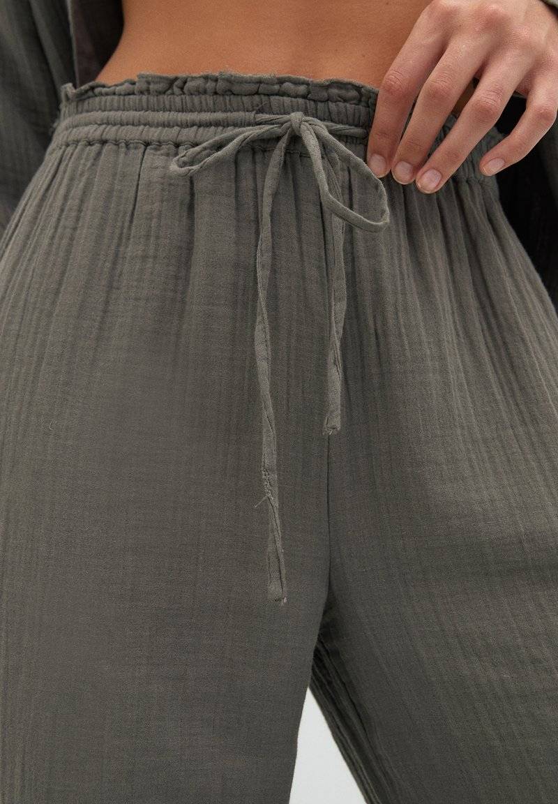 PULL&BEAR PULL&BEAR CREASED WITH FRAYED HEMS - Trousers - dark grey Black Friday Preise