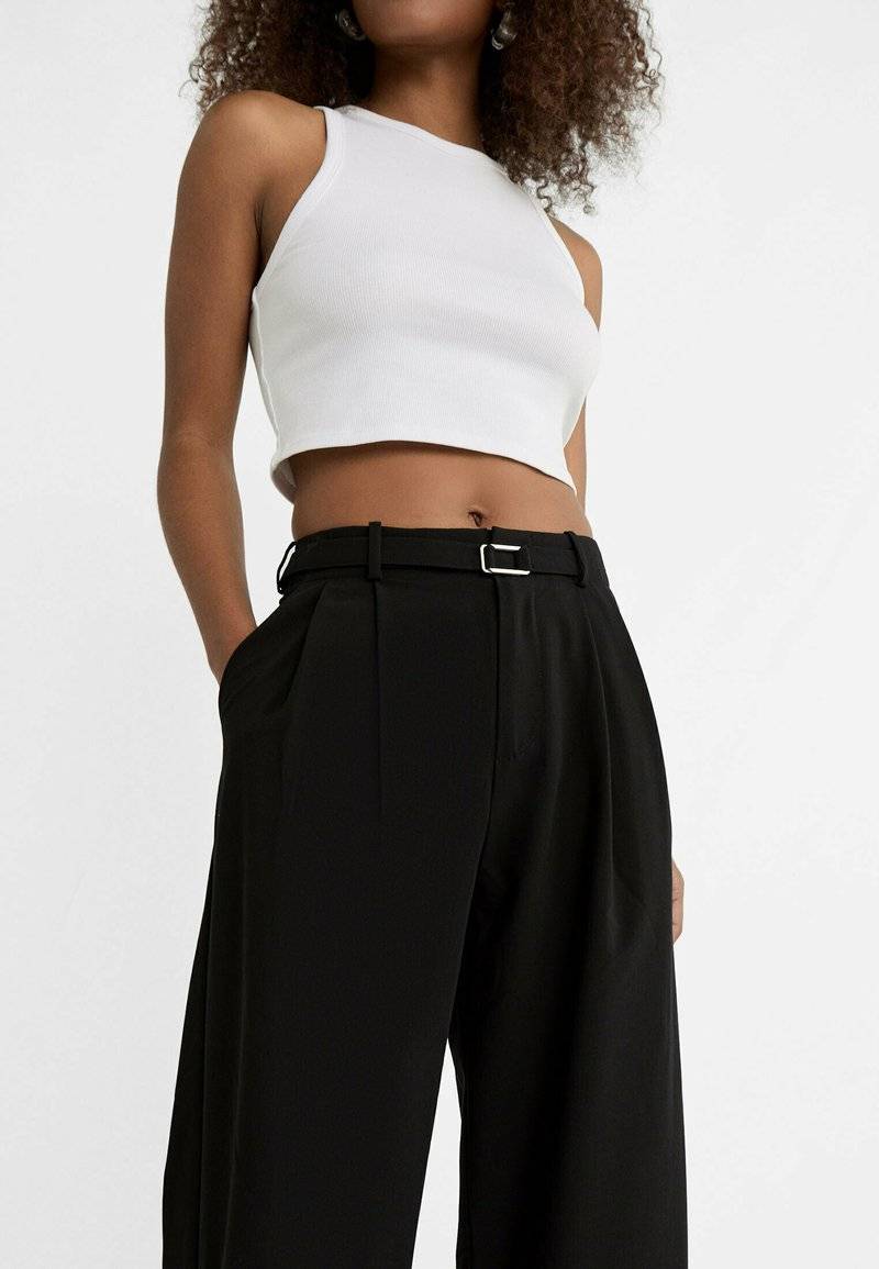 Stradivarius Stradivarius WITH BUCKLE DETAIL - Trousers - black 50% Rabatt für begrenzte Zeit