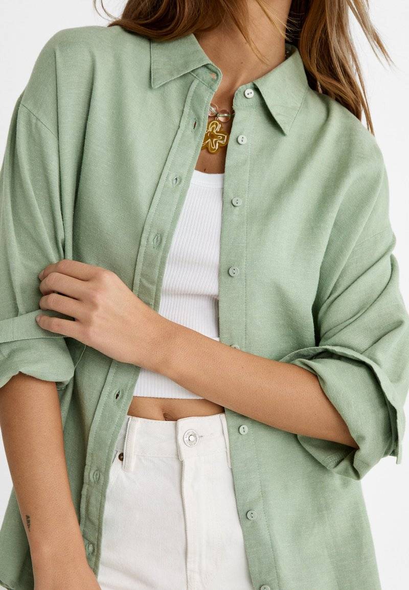 Stradivarius Stradivarius RUSTIKALES DAILY - Button-down blouse - khaki Hotsell