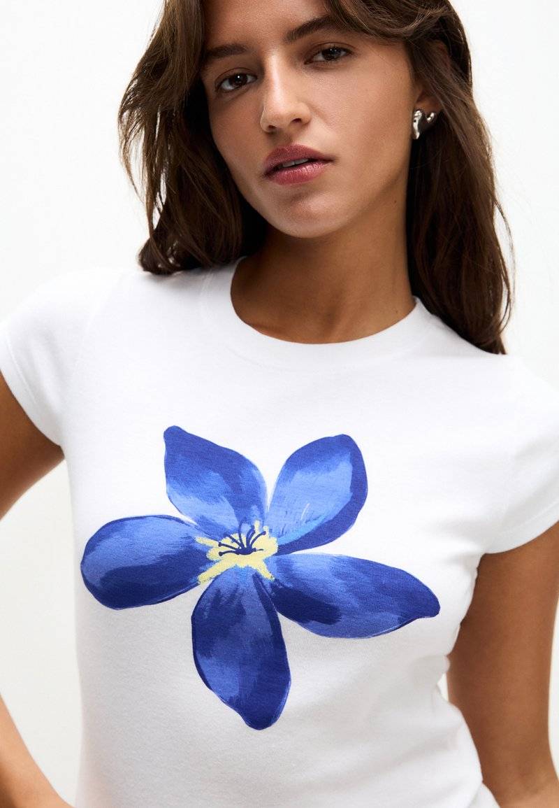 PULL&BEAR PULL&BEAR SHORT SLEEVE FLORAL - Print T-shirt - white im Angebot