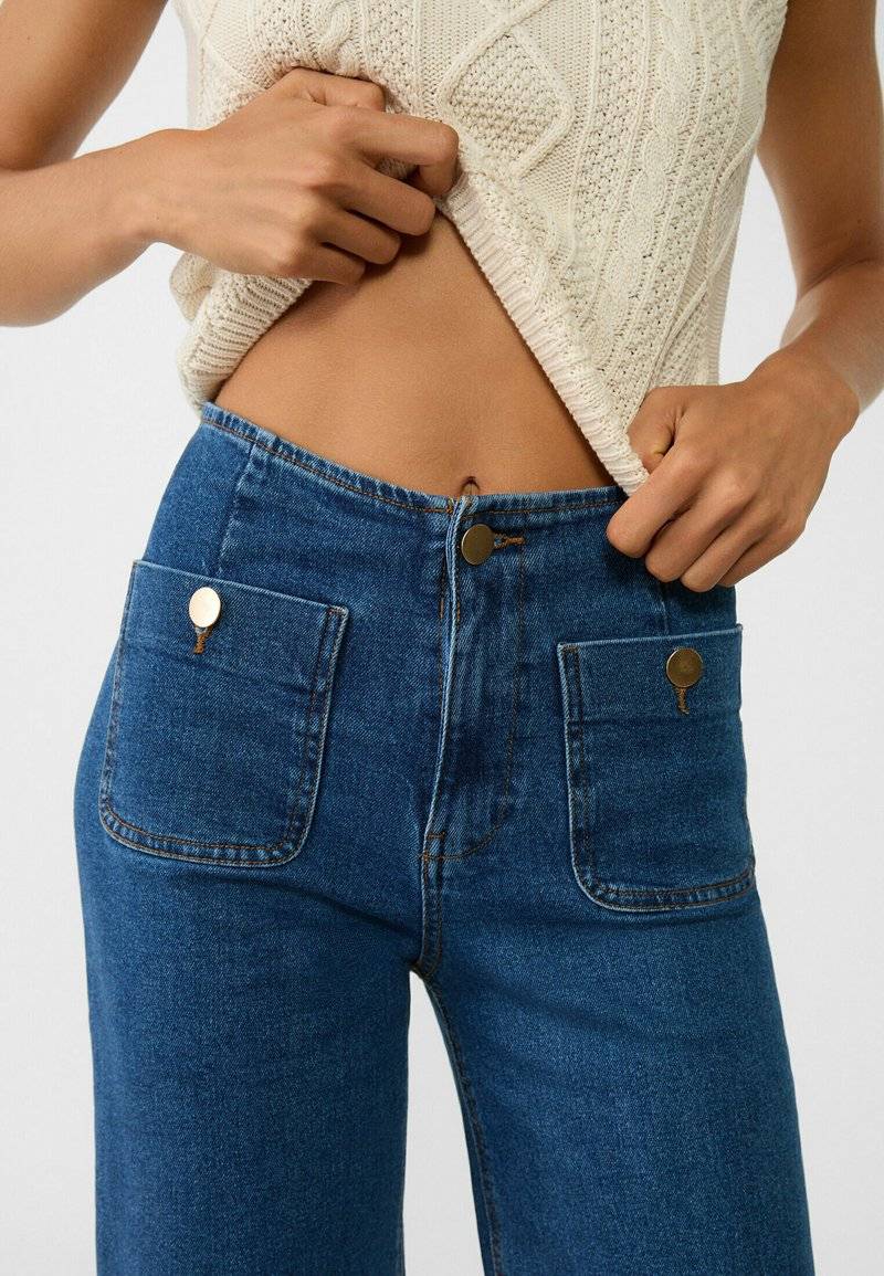 Stradivarius Stradivarius MINIMALIST WITH POCKETS - Flared Jeans - royal blue Fabrikverkauf