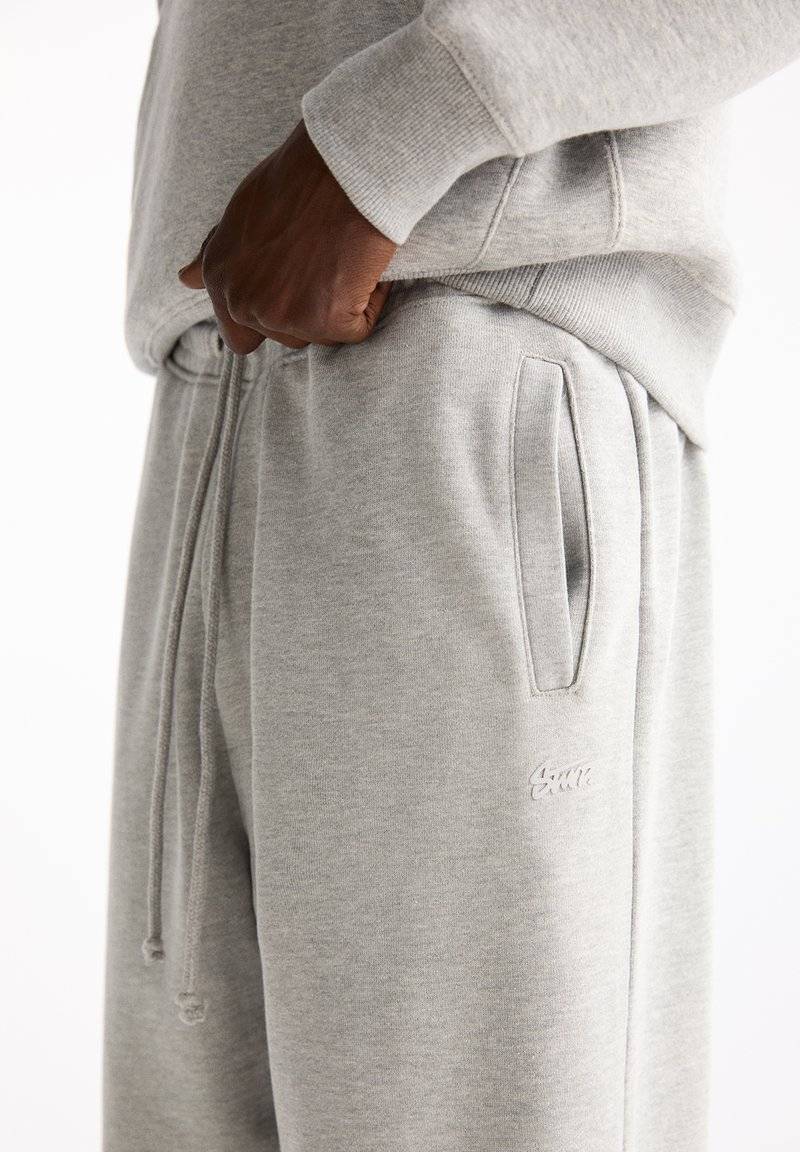 PULL&BEAR PULL&BEAR WIDE JOGGERS - Tracksuit bottoms - light grey Begrenztes Angebot