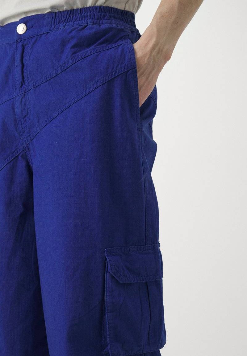 Les Benjamins Les Benjamins PANT UNISEX - Cargo trousers - blue Jubiläumsangebot