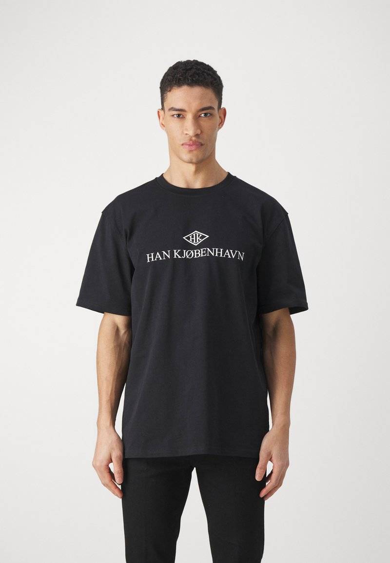 Han Kjøbenhavn Han Kjøbenhavn LOGO BOXY TEE UNISEX - Print T-shirt - black Kauf eins, bekomm eins gratis