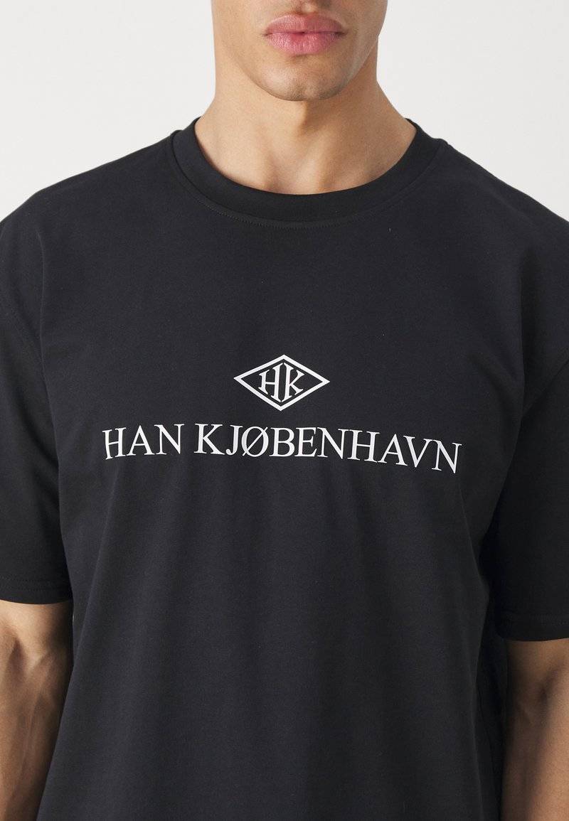 Han Kjøbenhavn Han Kjøbenhavn LOGO BOXY TEE UNISEX - Print T-shirt - black Kauf eins, bekomm eins gratis