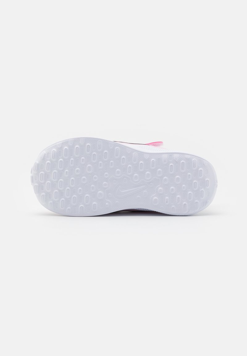 Nike Performance Nike Performance REVOLUTION - Competition running shoes Angebote