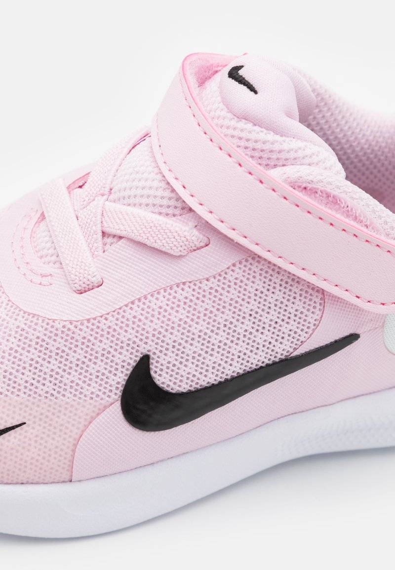 Nike Performance Nike Performance REVOLUTION - Competition running shoes Angebote