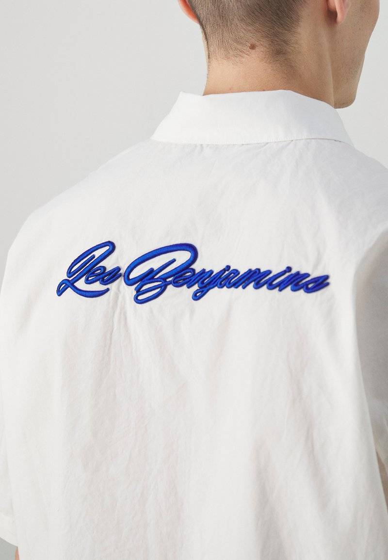 Les Benjamins Les Benjamins SHORT SLEEVE UNISEX - Button-down blouse - white Sonderangebot der Fabrik