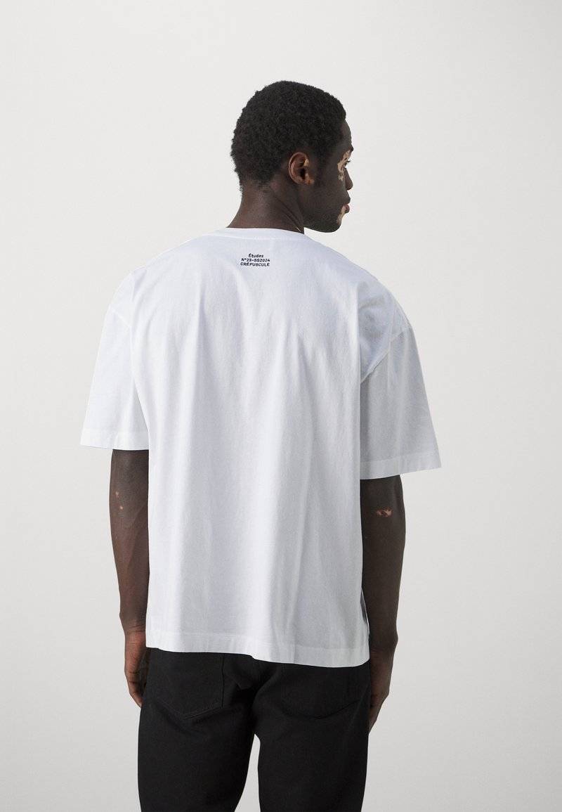Études Études SPIRIT GUARDIAN UNISEX - Print T-shirt - white Fabrikladen