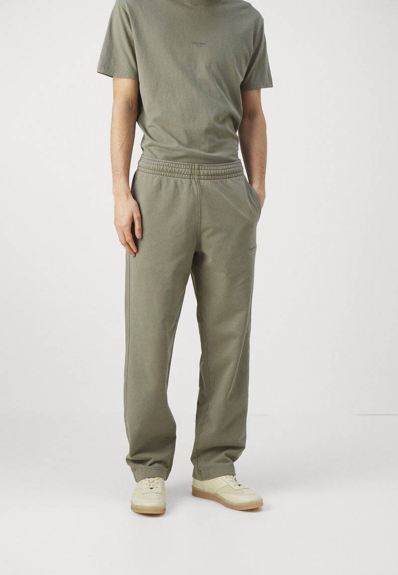 Holzweiler Holzweiler LAGOON OSLO TROUSERS UNISEX - Tracksuit bottoms - green Speichern exportieren