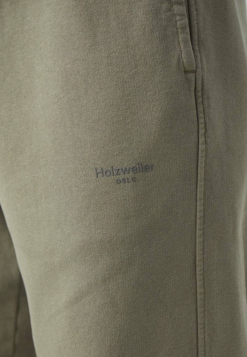 Holzweiler Holzweiler LAGOON OSLO TROUSERS UNISEX - Tracksuit bottoms - green Speichern exportieren