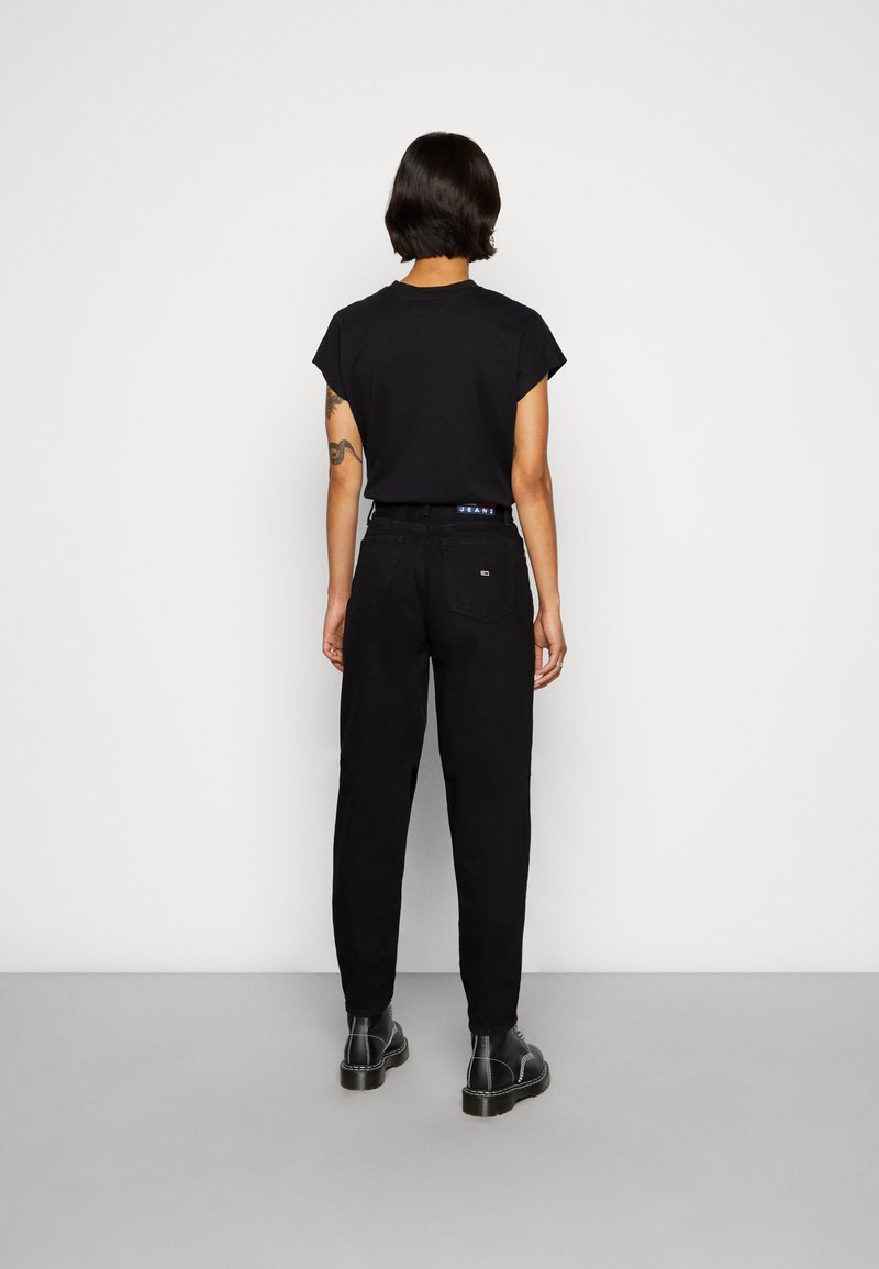 Tommy Jeans Tommy Jeans MOM ULTRA HIGH RISE JEAN TAPERED - Relaxed fit jeans - denim black Online