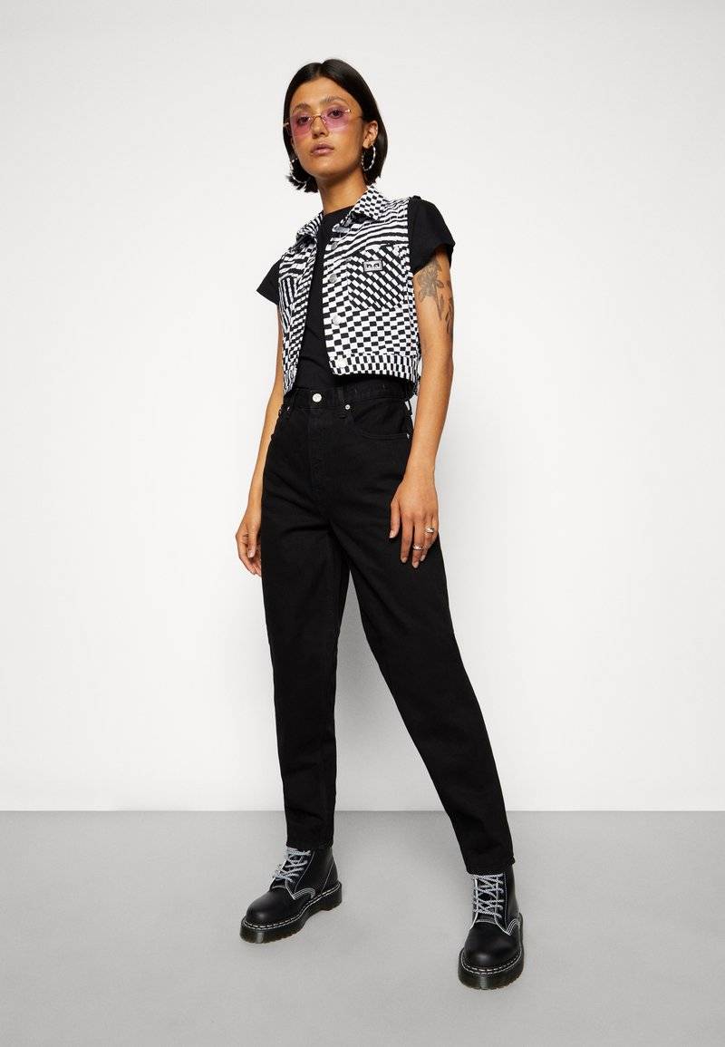 Tommy Jeans Tommy Jeans MOM ULTRA HIGH RISE JEAN TAPERED - Relaxed fit jeans - denim black Online