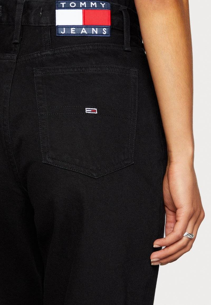 Tommy Jeans Tommy Jeans MOM ULTRA HIGH RISE JEAN TAPERED - Relaxed fit jeans - denim black Online