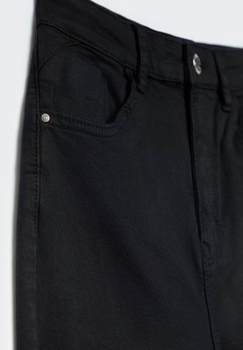 Stradivarius Stradivarius MIT SUPERHOHEM - Jeans Skinny Fit - black Outlet