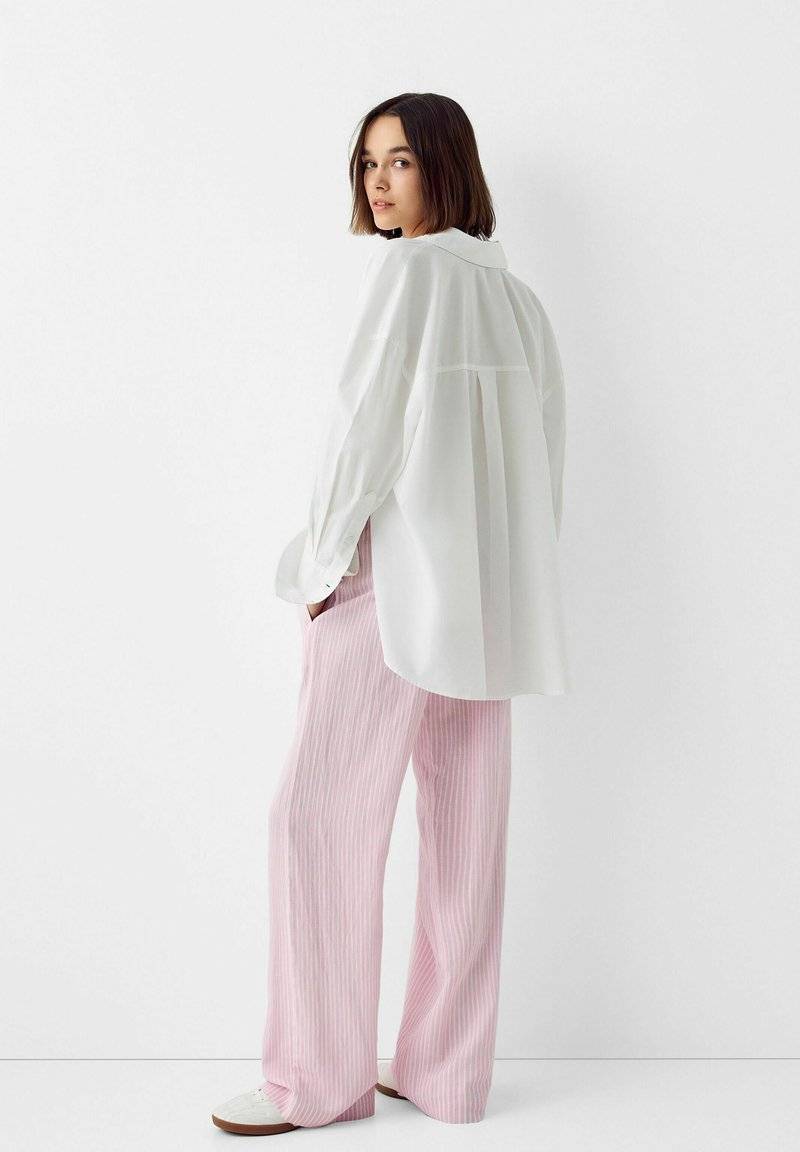 Bershka Bershka WITH AN ELASTIC - Trousers - light pink Rabatt