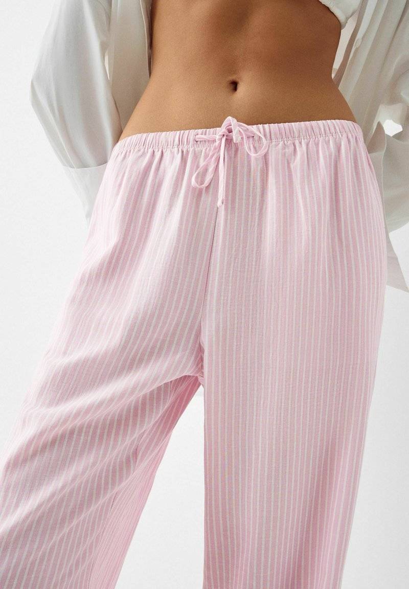 Bershka Bershka WITH AN ELASTIC - Trousers - light pink Rabatt