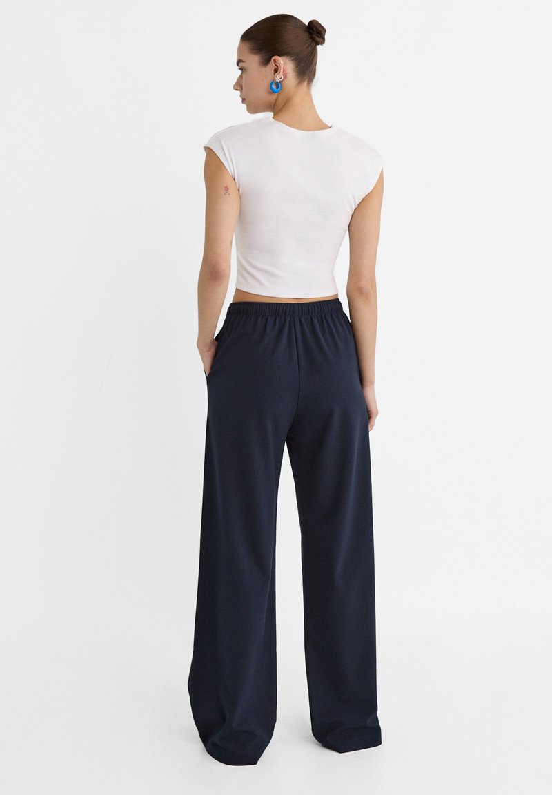 Stradivarius Stradivarius LONG FLOWING - Trousers - mottled dark blue Großer Ausverkauf