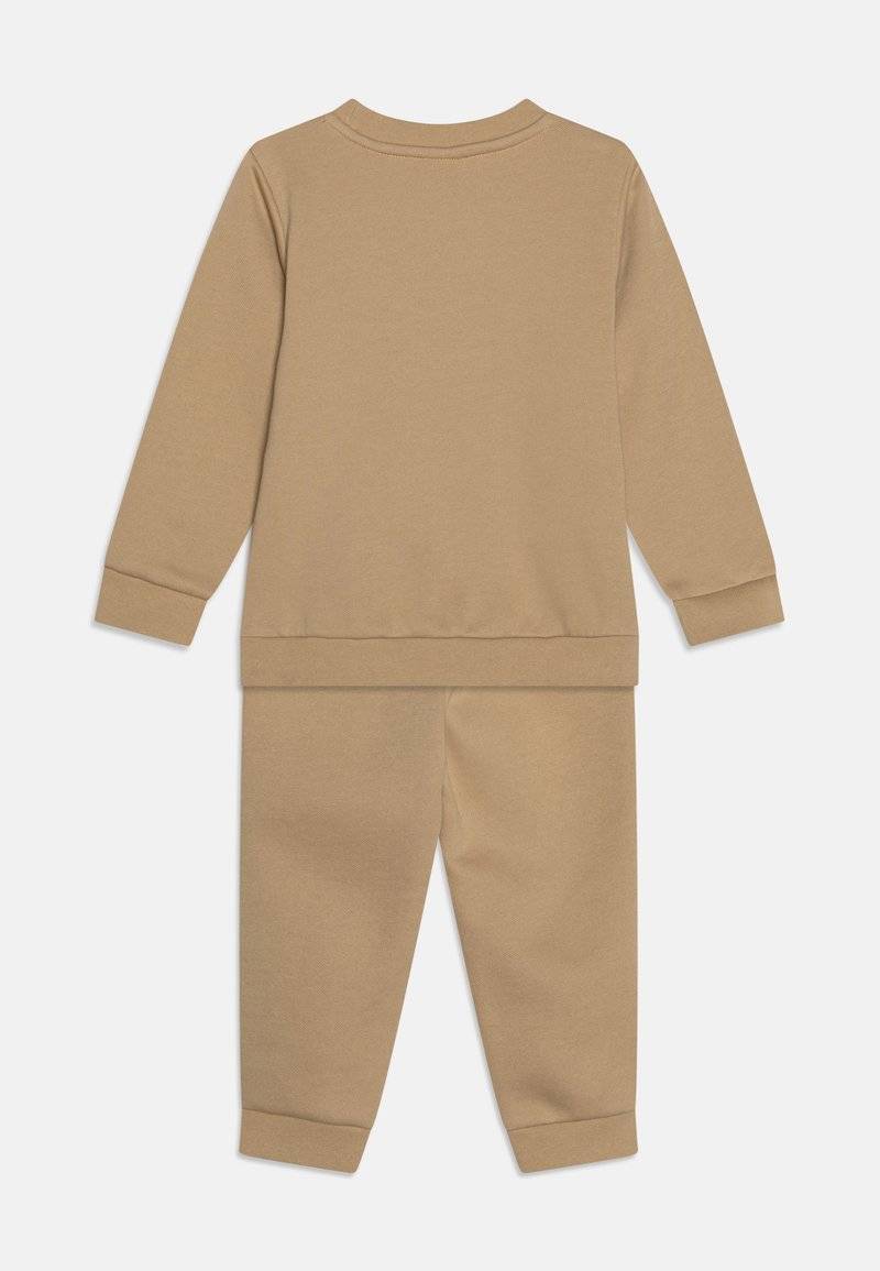 Puma Puma MINICATS EMBROIDERY UNISEX SET - Tracksuit - prairie tan Zeitlich begrenztes Angebot