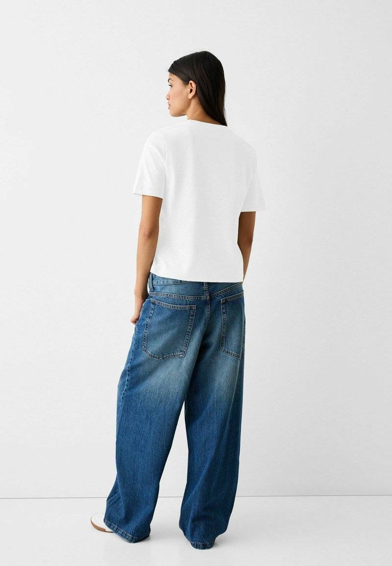 Bershka Bershka SHORT SLEEVE - Basic T-shirt - white Rabatte dieses Monats