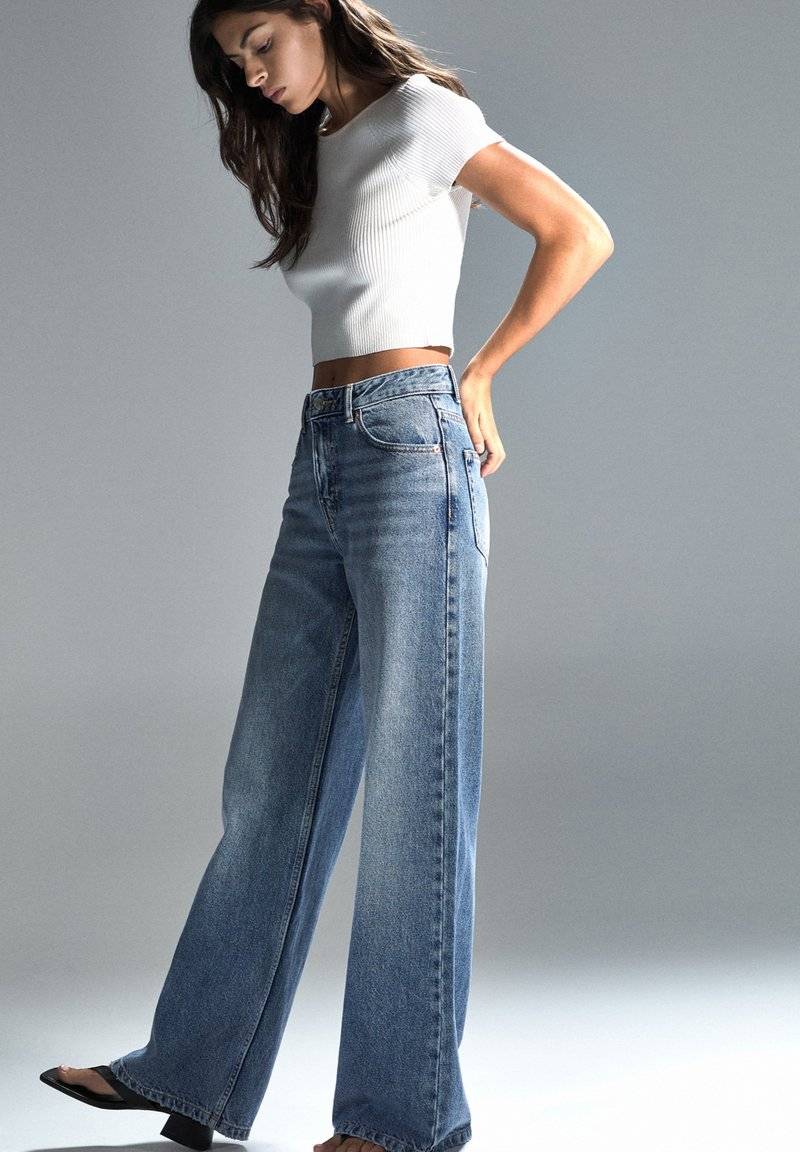 PULL&BEAR PULL&BEAR MID-RISE WIDE - Flared Jeans - blue Auslauf