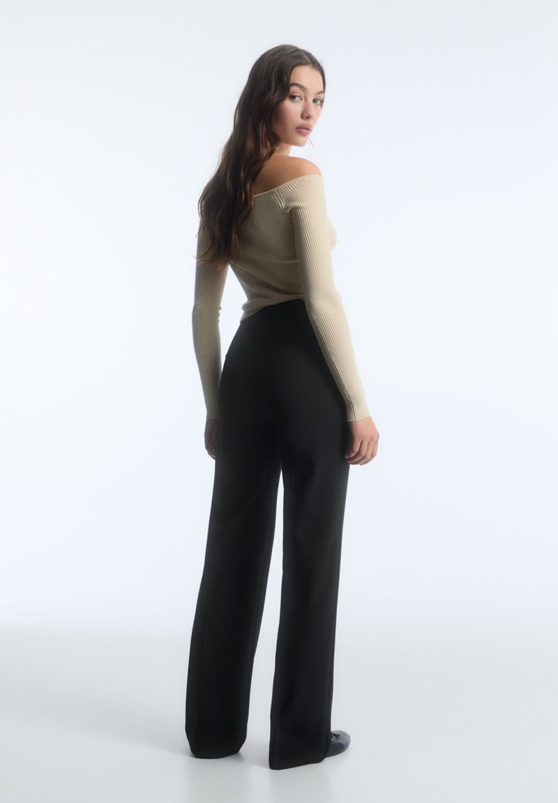 PULL&BEAR PULL&BEAR IM REGULAR-FIT MIT ZIERNAHT VORNE - Trousers - black Sonderangebot