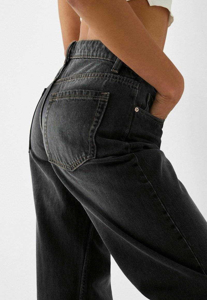 Bershka Bershka BAGGY - Flared Jeans - black Großer Ausverkauf