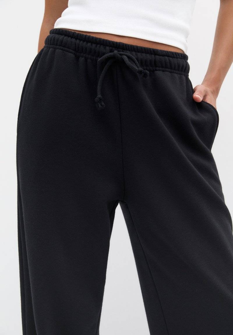 PULL&BEAR PULL&BEAR WIDE-LEG - Tracksuit bottoms - black Online Shopping