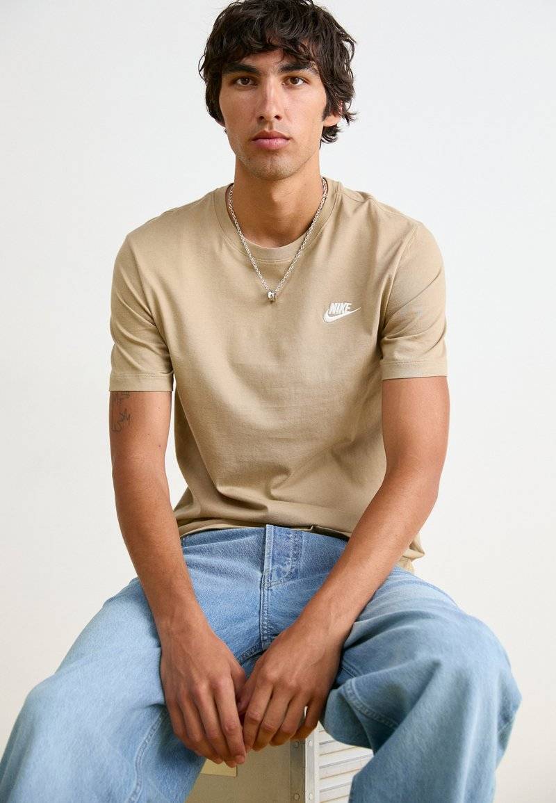 Nike Sportswear Nike Sportswear CLUB TEE - Basic T-shirt - khaki Preisnachlass