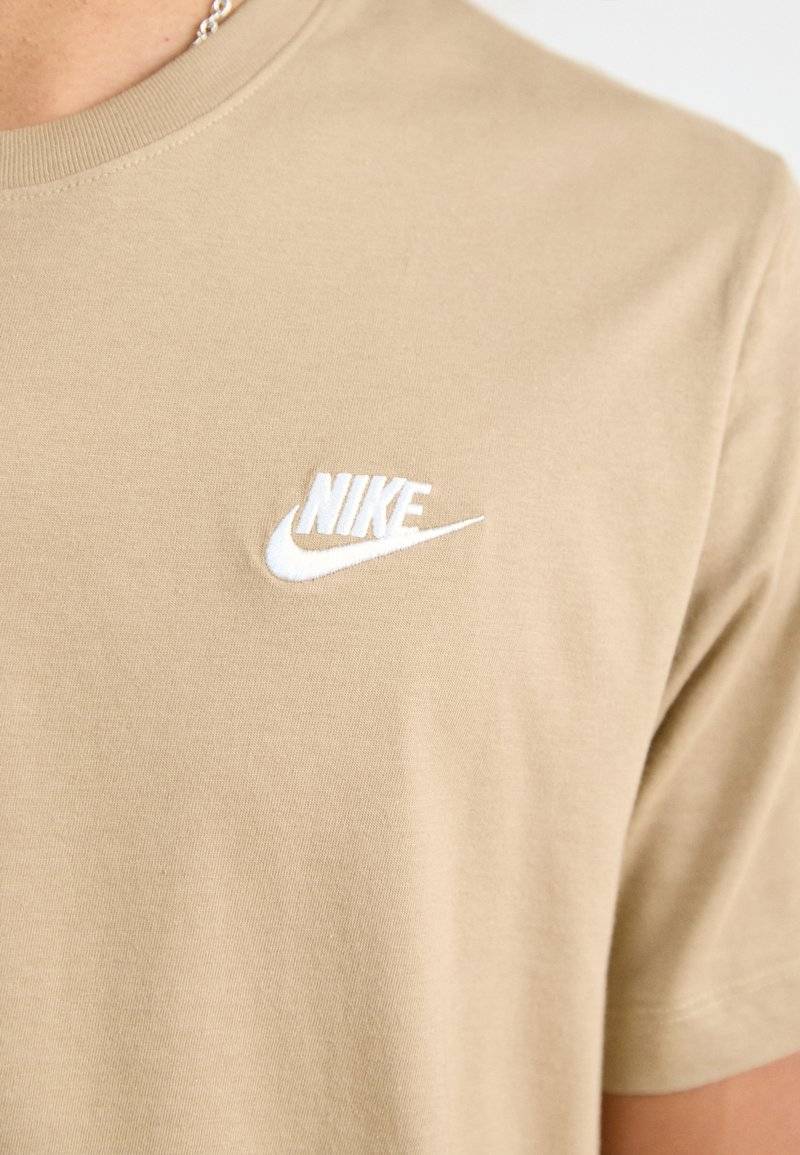 Nike Sportswear Nike Sportswear CLUB TEE - Basic T-shirt - khaki Preisnachlass
