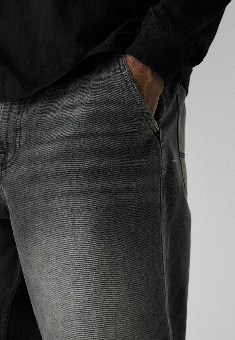 Bershka Bershka SKATER - Denim shorts - black Preisnachlass