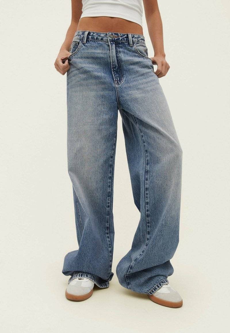 Stradivarius Stradivarius BAGGY - Flared Jeans - blue denim Muttertagsangebot
