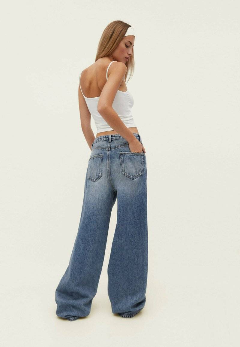 Stradivarius Stradivarius BAGGY - Flared Jeans - blue denim Muttertagsangebot