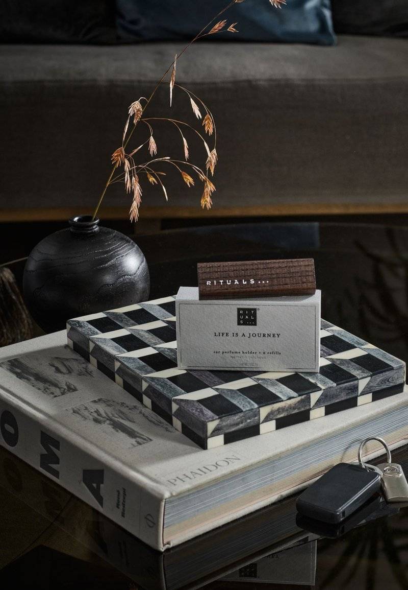 Rituals Rituals CAR PERFUME "LIFE IS A JOURNEY" SPORT - LEATHER, TONKA BEAN & HERBACEOUS PATCHOULI - Home fragrance Letzter Tag
