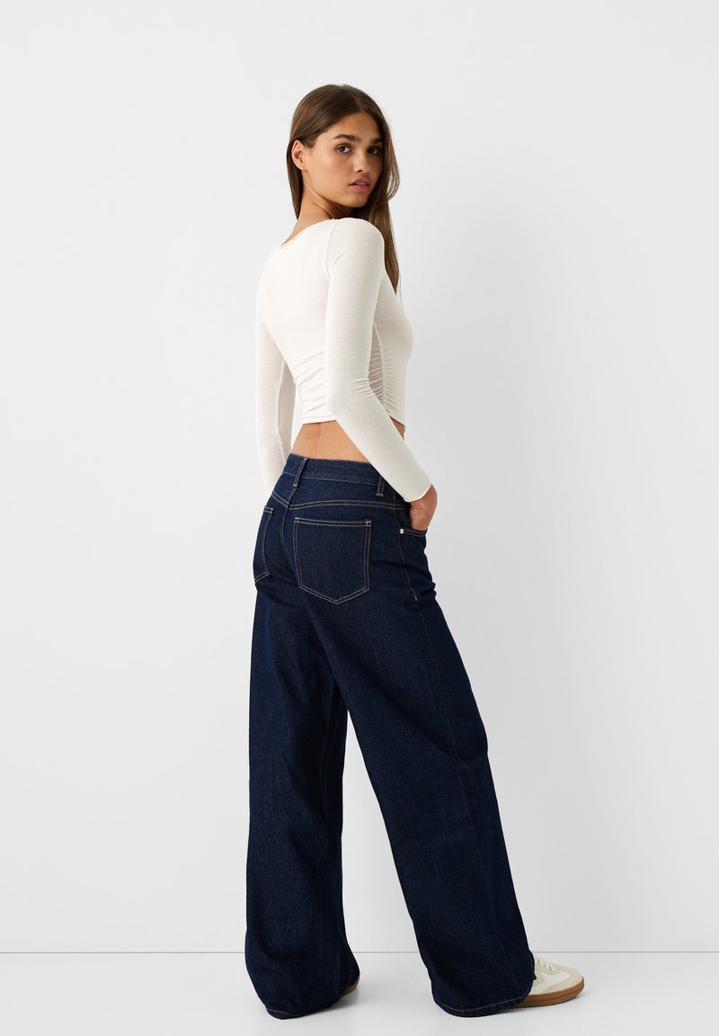 Bershka Bershka WIDE-LEG - Relaxed fit jeans - royal blue 50% Rabatt mit kostenlosem Versand