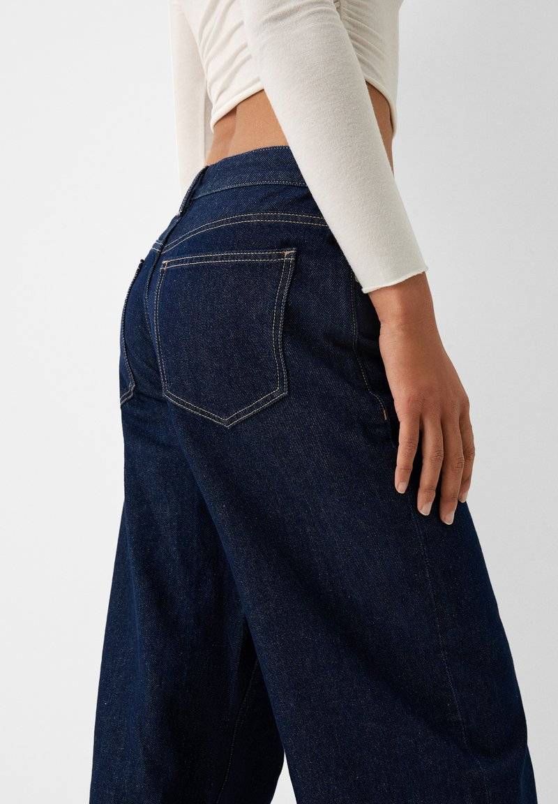 Bershka Bershka WIDE-LEG - Relaxed fit jeans - royal blue 50% Rabatt mit kostenlosem Versand