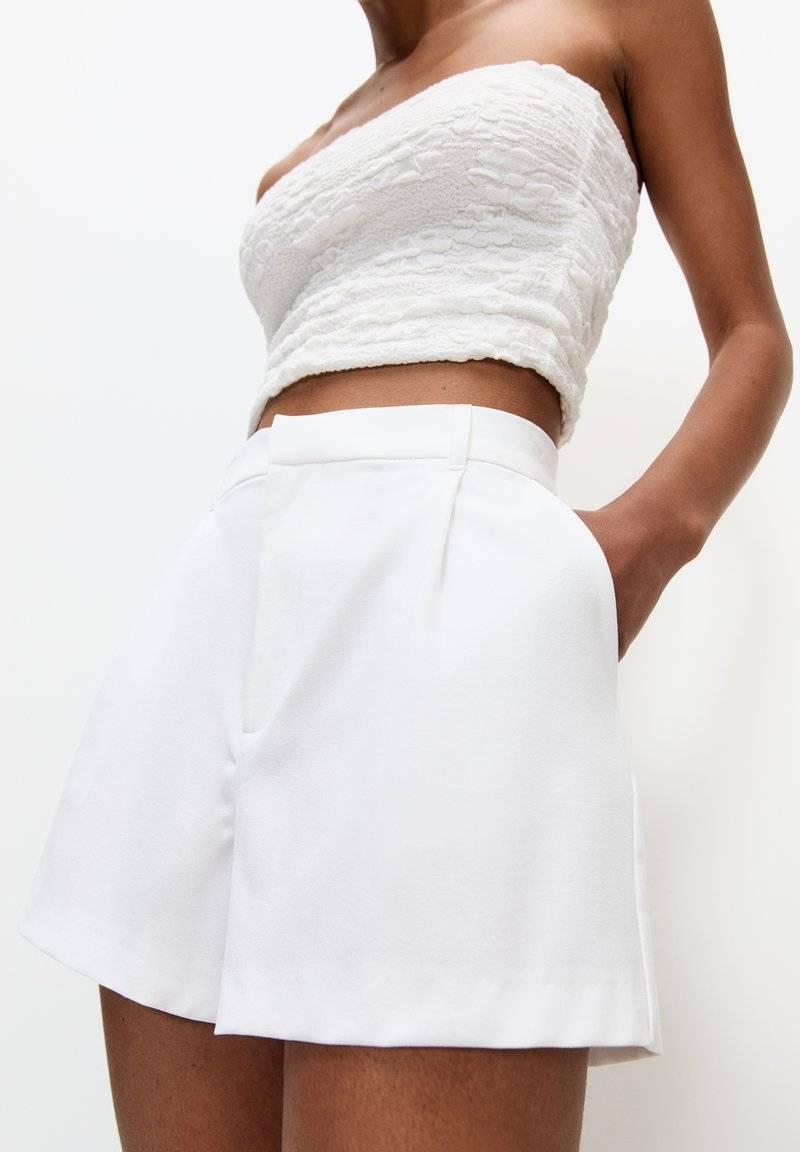 PULL&BEAR PULL&BEAR DARTED - BERMUDA - Shorts - white Verkauf