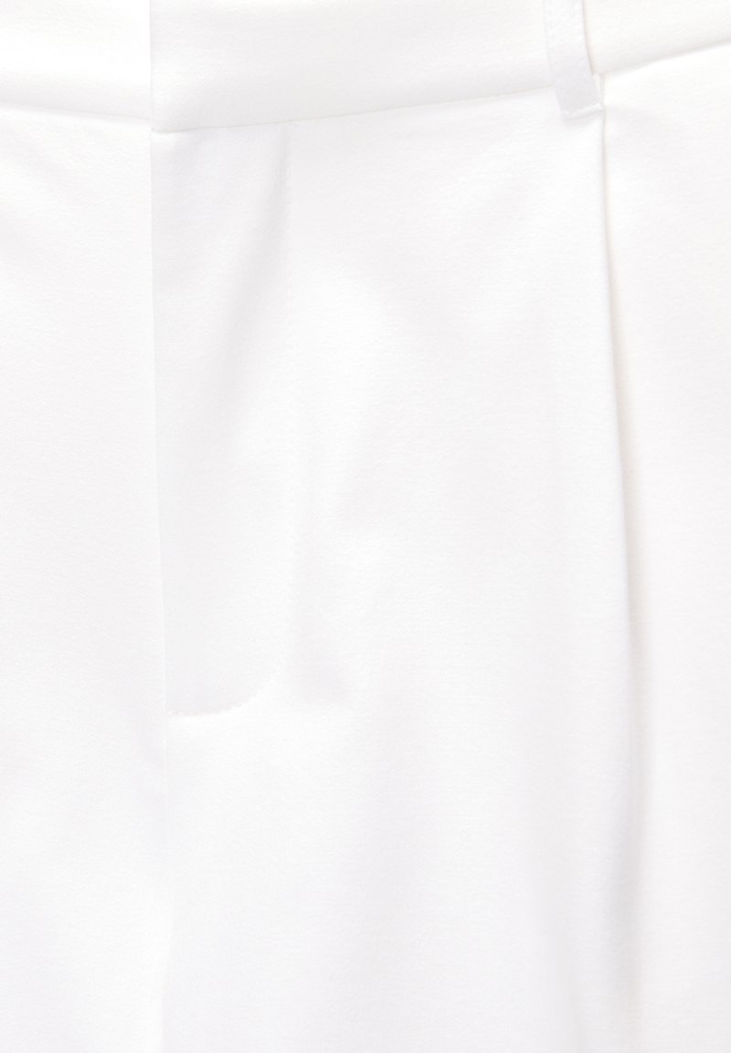 PULL&BEAR PULL&BEAR DARTED - BERMUDA - Shorts - white Verkauf