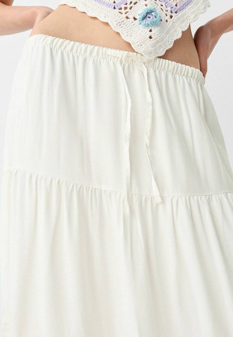 Bershka Bershka ELASTICATED - Maxi skirt - white Meist gekauft