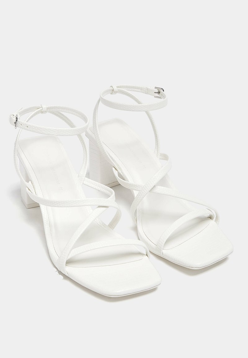 PULL&BEAR PULL&BEAR WITH CROSSOVER STRAPS - Sandals - white Bestseller