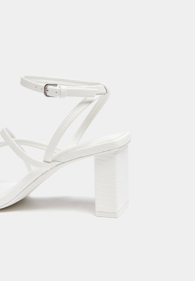PULL&BEAR PULL&BEAR WITH CROSSOVER STRAPS - Sandals - white Bestseller