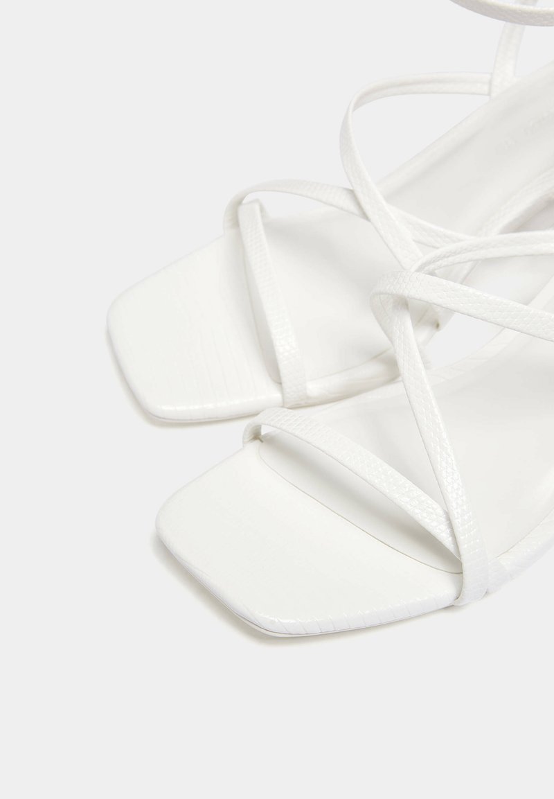 PULL&BEAR PULL&BEAR WITH CROSSOVER STRAPS - Sandals - white Bestseller