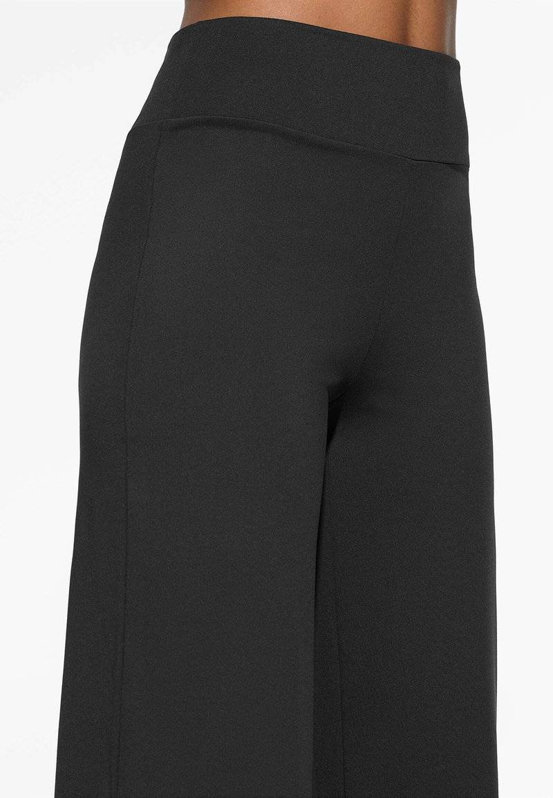 OYSHO OYSHO HIGH-RISE COMFORTLUX STRAIGHT-LEG - Trousers - black VIP-Rabatte