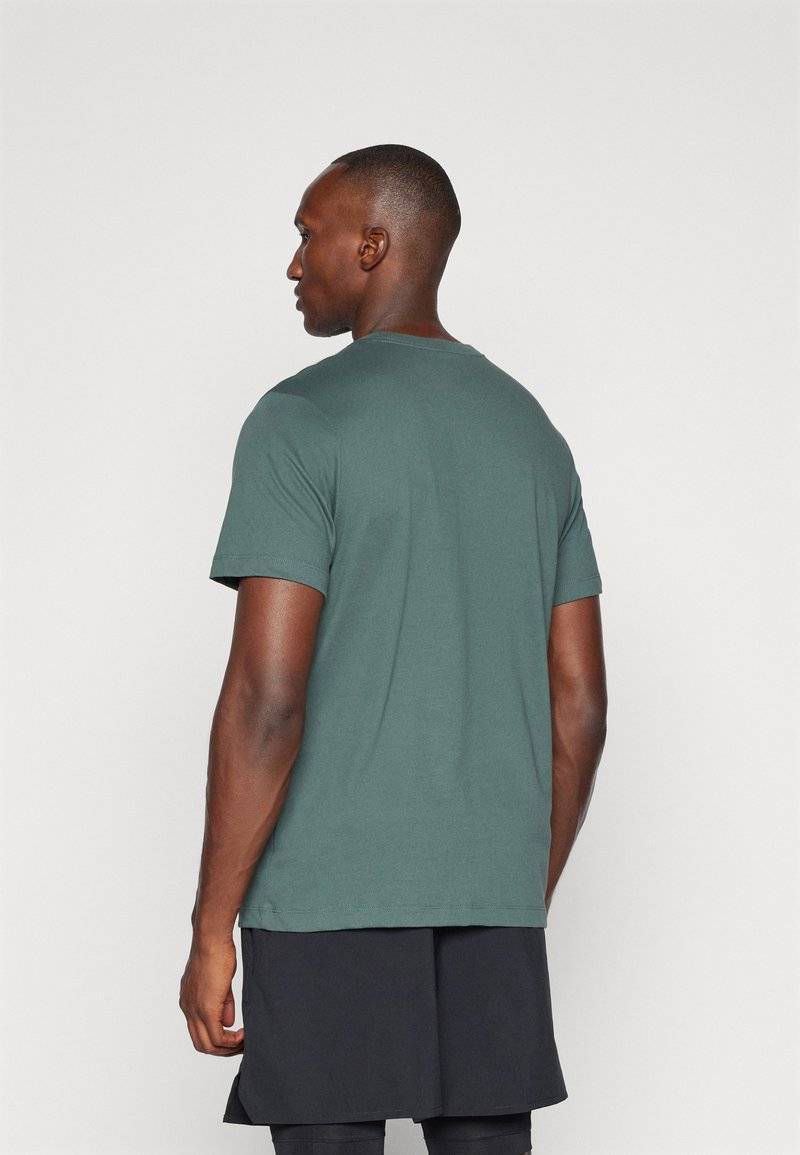 Nike Performance Nike Performance TEE CREW SOLID - Sports T-shirt - vintage green Nur für heute